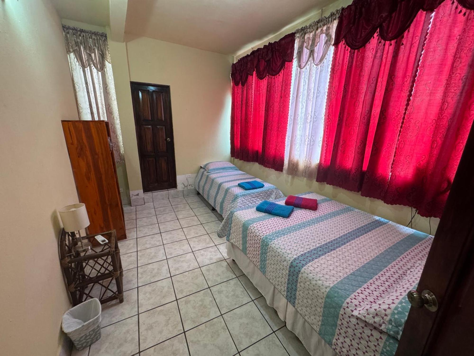 Hostal Los Girasoles By Hostal Inn Flores Esterno foto